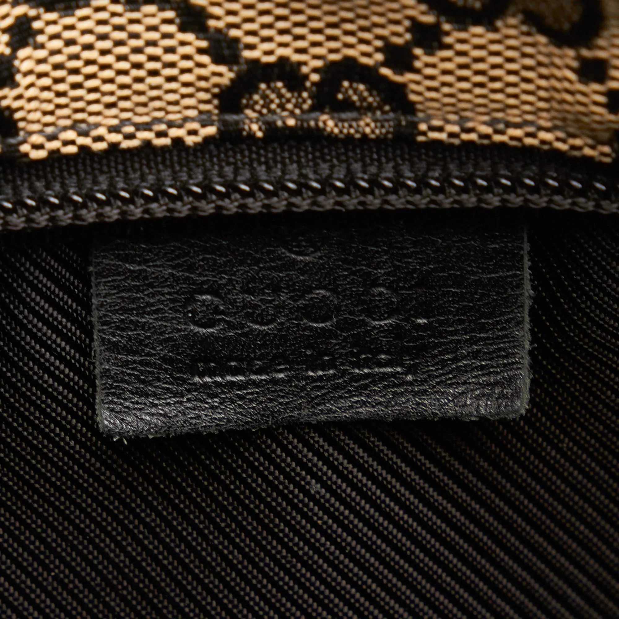 Gucci GG Canvas Shoulder Bag (SHG-KswJIH)